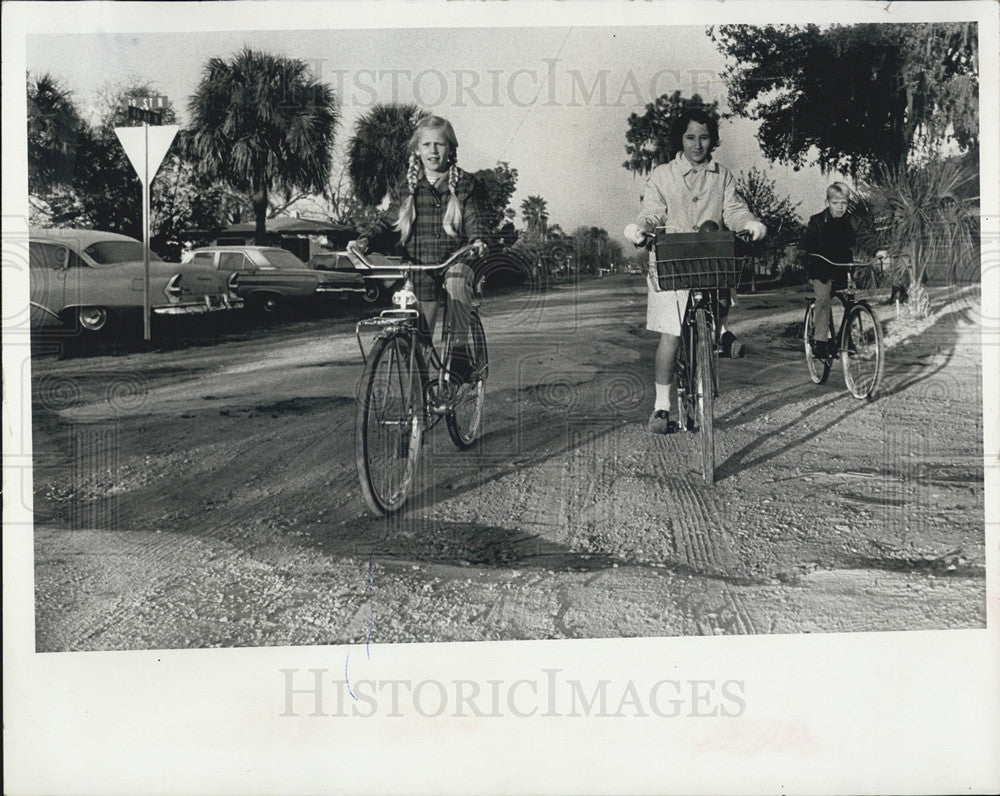 1966 Press Photo Harris Elmentary School Potholes - Historic Images