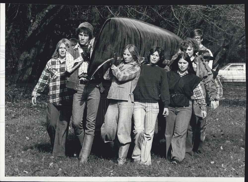 1977 Press Photo Students of Sterling Morton East High School March at Landmark - Historic Images