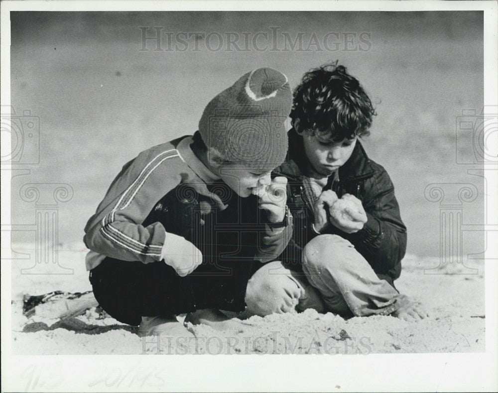 1986 Press Photo The Rubin Kids Eat Oranges on the Beach at North Shore Park - Historic Images