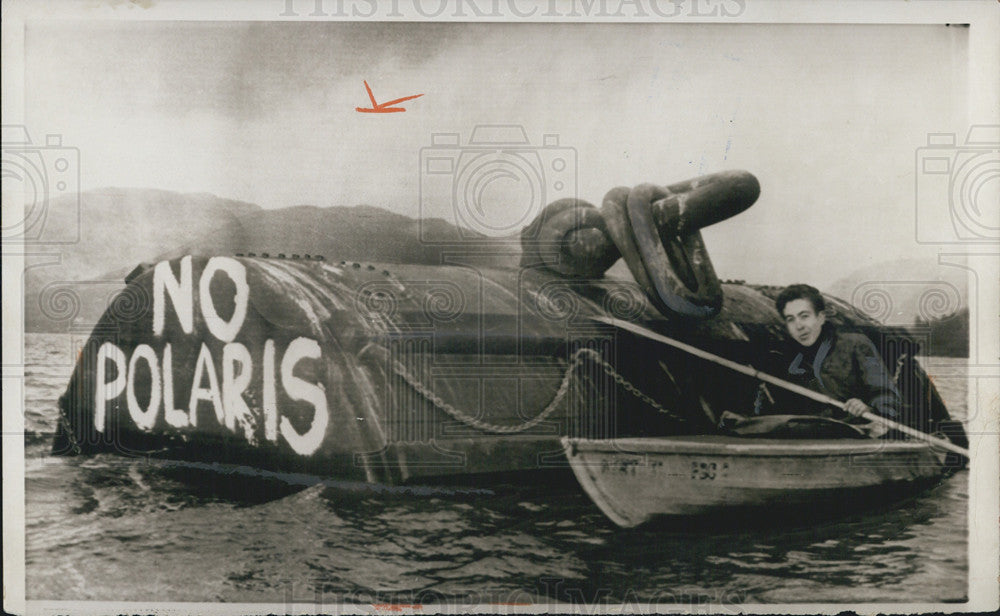 1961 Press Photo T. Chandler Of Nuclear Disarmament Protest No Polaris On Buoy - Historic Images