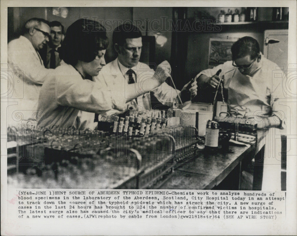 1964 Press Photo Chemists Working Against Aberdeen Typhoid Epidemic In Scotland - Historic Images