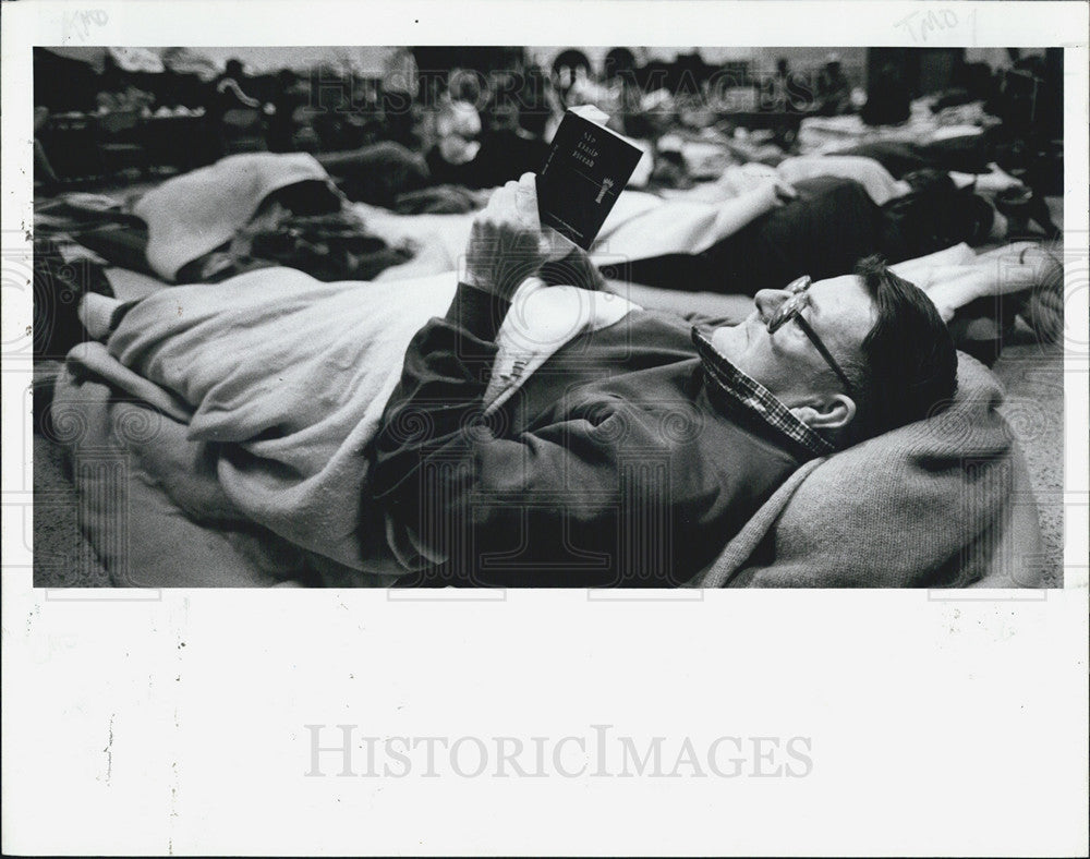 1988 Press Photo Robert Francis reads a book at St. Peter&#39;s Cathedral - Historic Images