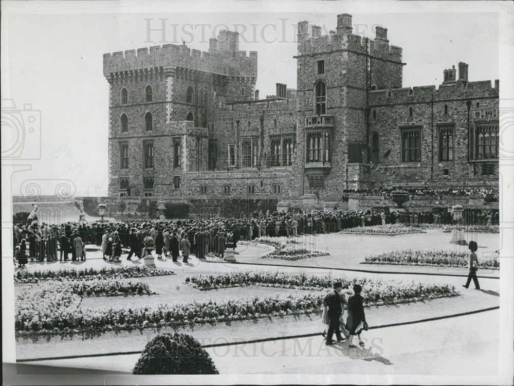 1937 Press Photo Scene from the Windsor Castle &amp; Royal Horse Guards w/ Royal Family - Historic Images