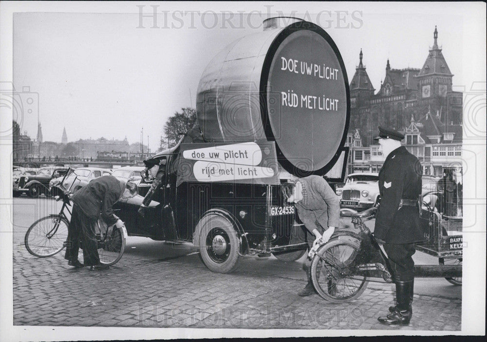 1953 Press Photo Car In Amsterdam Advises &quot;Do Your Duty; Drive With Light&quot; - Historic Images