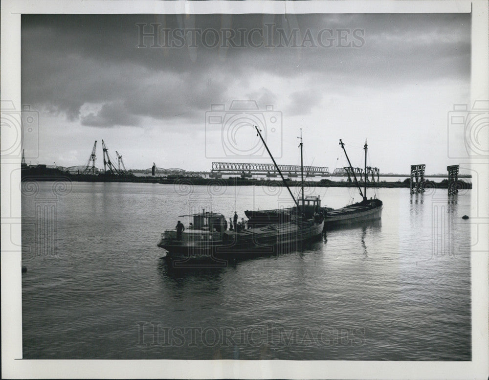 1945 Press Photo Ferry Travels Between North Brabant And South Holland Provinces - Historic Images