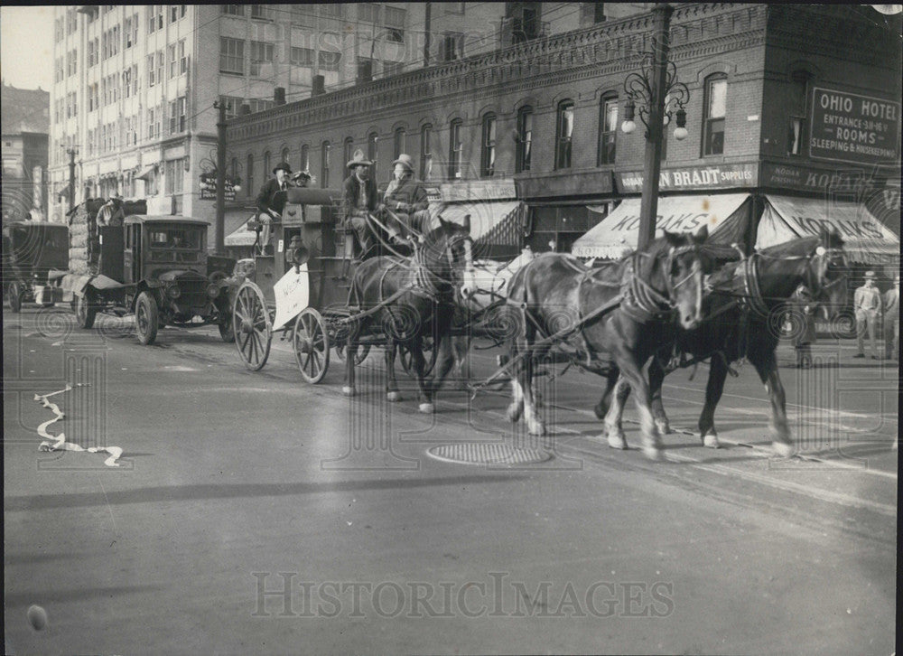 1928 Press Photo Du Homecoming Parade - Historic Images