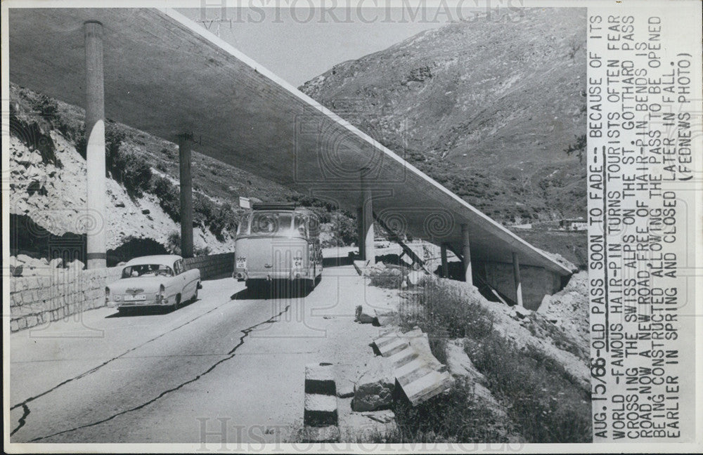 1966 Press Photo Crossing Swiss Alps on the St. Gotthard Pass Rd - Historic Images