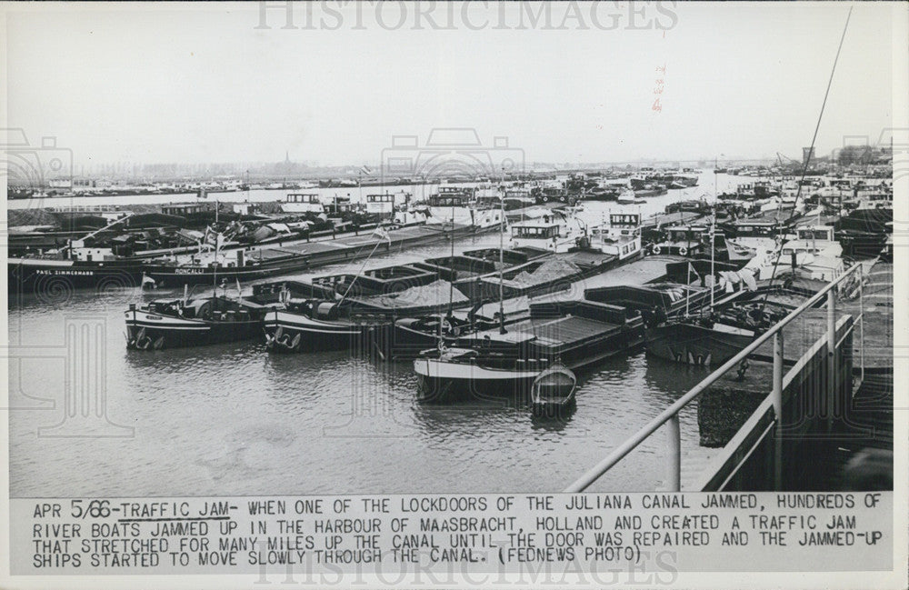 1966 Press Photo Lockdoors of Juliana Canal jammed - Historic Images