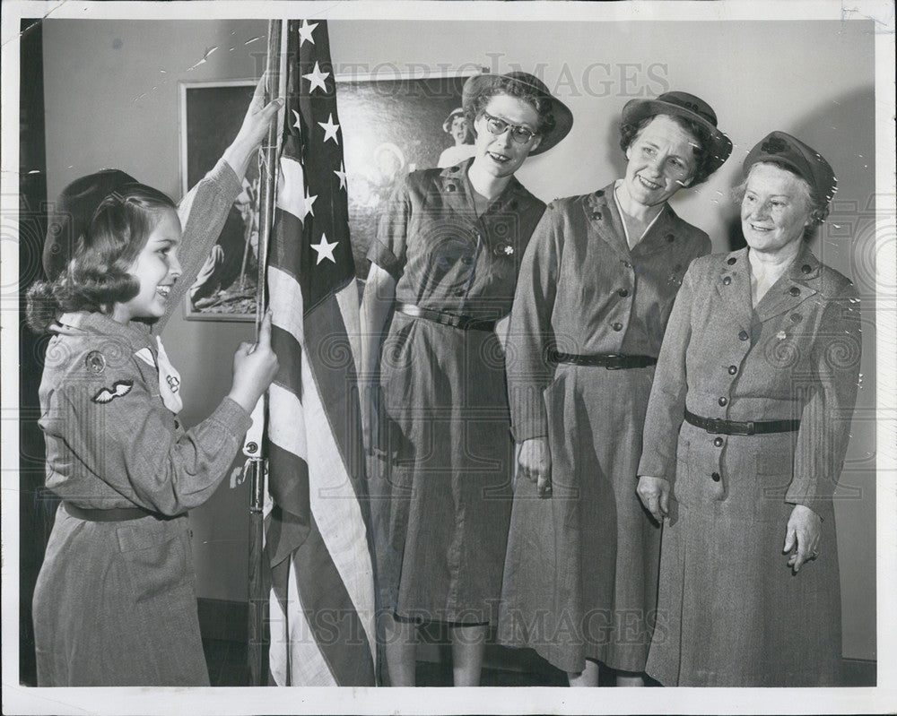 1955 Press Photo Girl Scouts Linda Brown, Mrs. Frank Lange, Mrs. Cread Vaughn - Historic Images