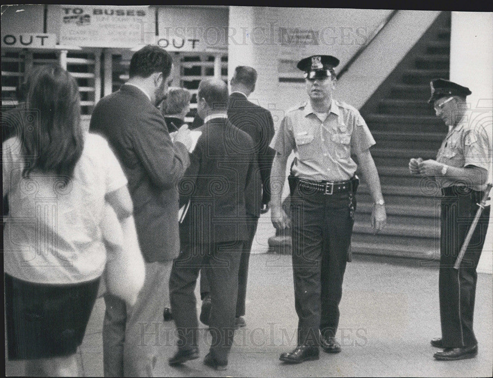 1967 Press Photo Chicago policeman patrol Howard St. L Station - Historic Images