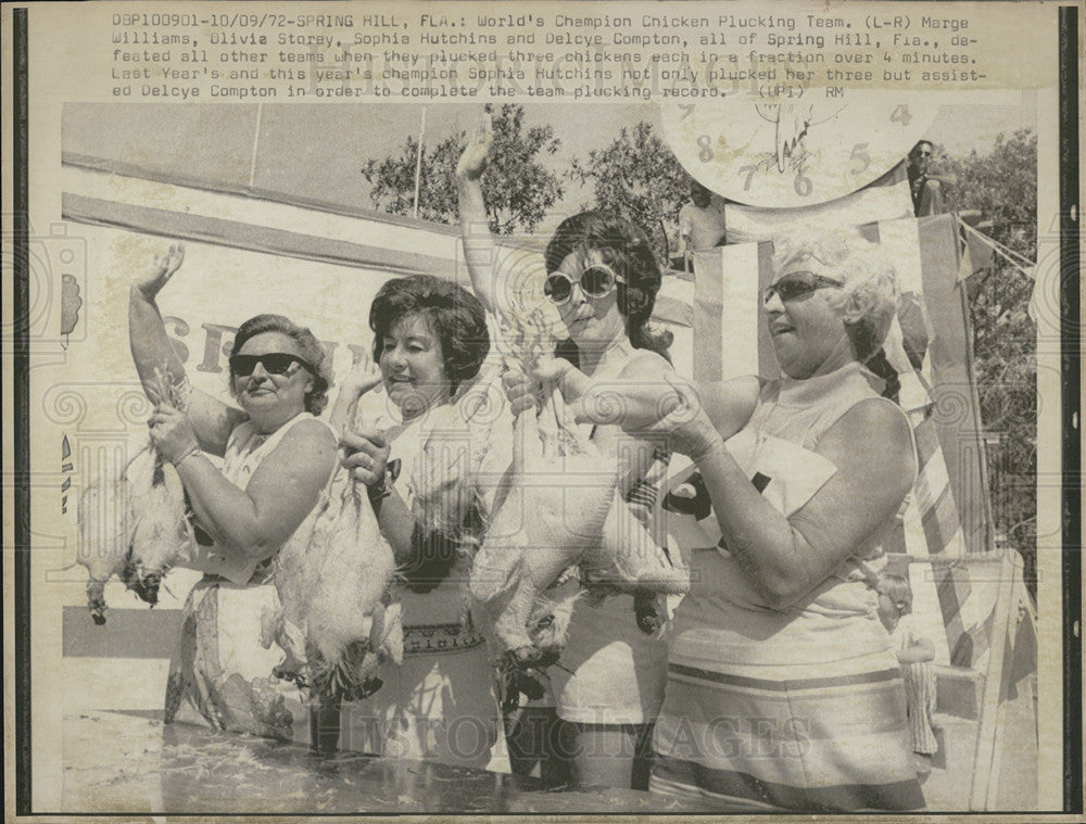 1972 Press Photo World&#39;s Champion Chicken Plucking Team: Marge Williams - Historic Images