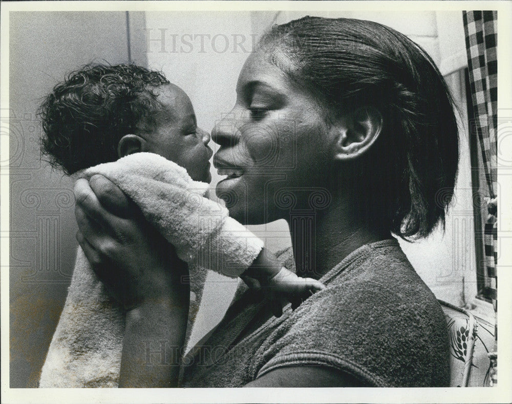 1983 Press Photo Carolyn Agnew, 14, already a mother of 1-month old Jonathan - Historic Images