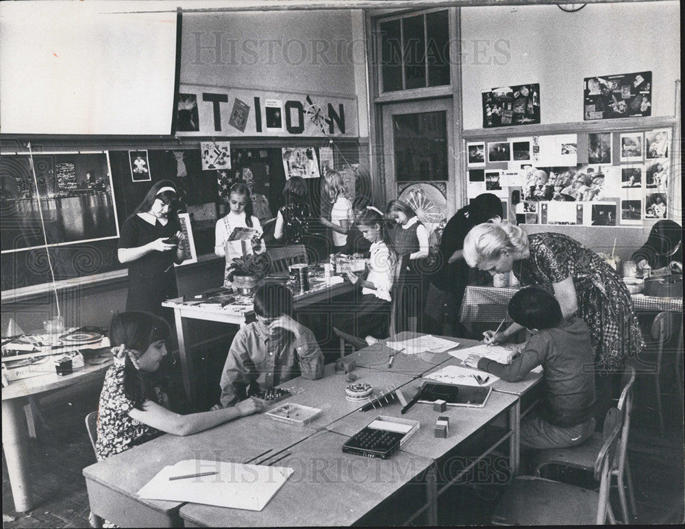 1969 Press Photo Scene from the Thomas Edison Elementary School w/ teacher Barbara Gallagher - Historic Images