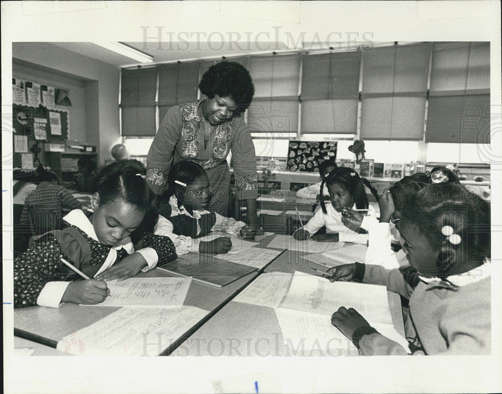 1977 Press Photo Mrs Donnette Haisley w/ Calhoun School students - Historic Images