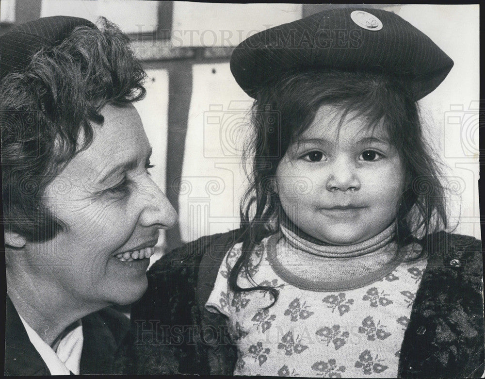 1975 Press Photo Police woman Marian Wrobel w/ lost child Lucy - Historic Images