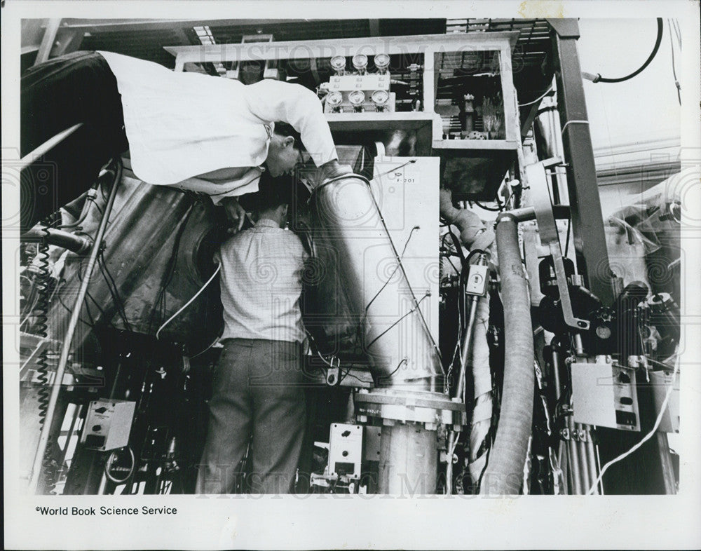 1969 Press Photo Technicians Work at Lunar Receiving Laboratory - Historic Images
