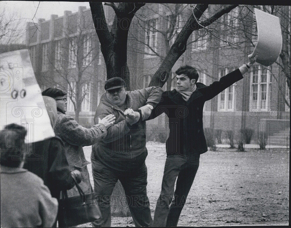 1968 Press Photo Protestor.s Ballot - Pro vs. Con - Historic Images