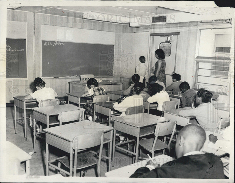 1963 Press Photo Students registering in mobile classroom in Wentwoth - Historic Images