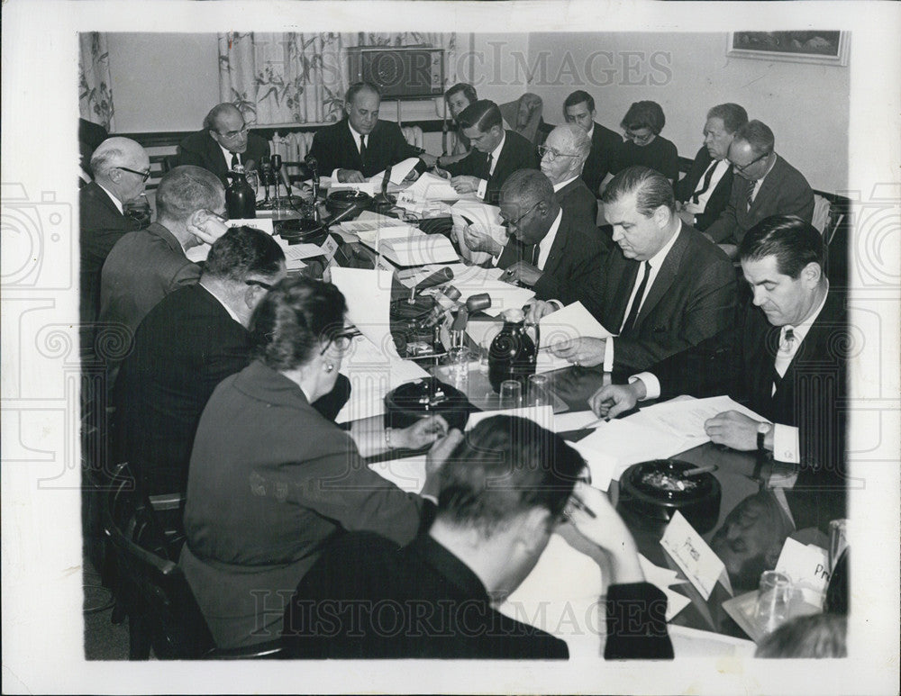 1962 Press Photo Illinois Public Aid Commission voting on birth control funds - Historic Images