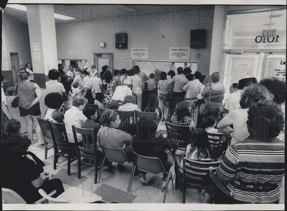 1975 Press Photo Illinois Public Aid Commission - Historic Images