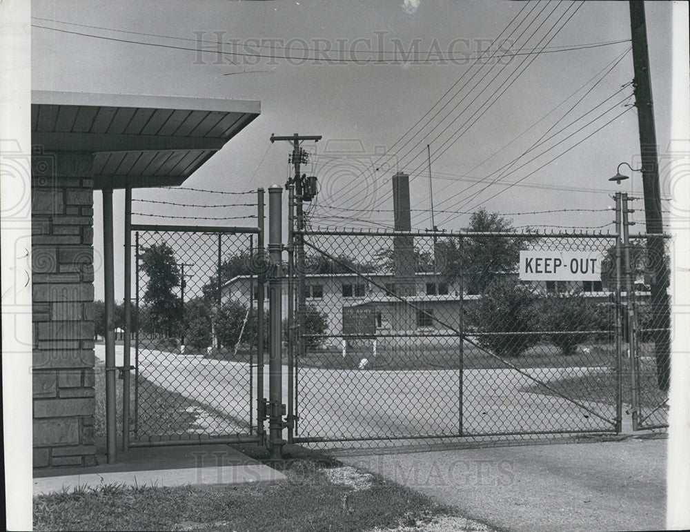 1962 Press Photo Gate to Nike Site w/ &quot;Keep Out Sign&quot; abandoned missile site - Historic Images