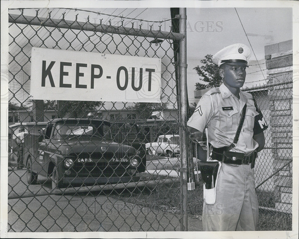 1962 Press Photo PFC Charles Williams assigned to the MP Detachment US Army - Historic Images