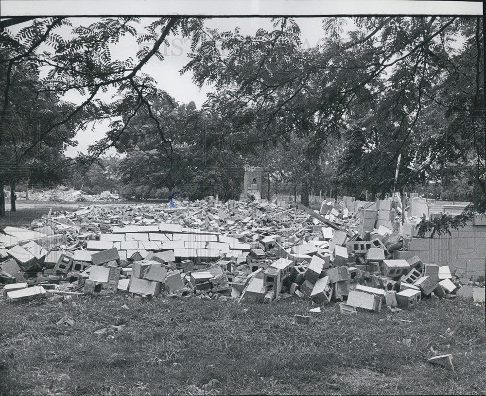 1971 Press Photo Rubble of demolished barracks at Jackson Park site - Historic Images