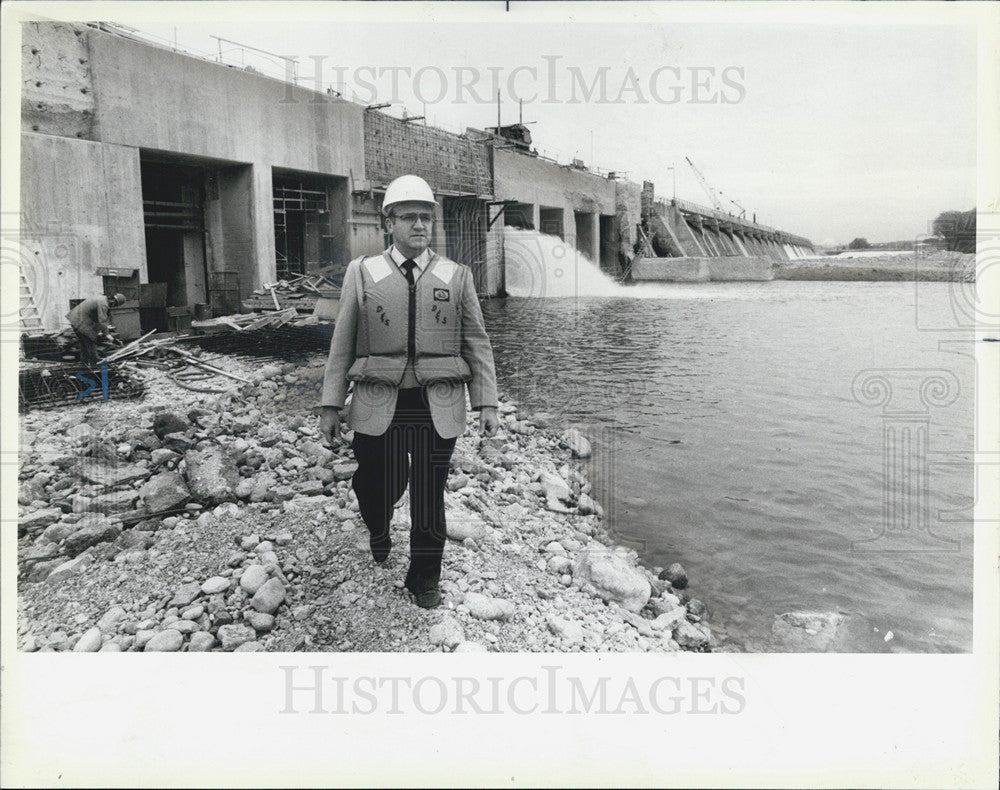 1986 Press Photo Rockdale Village President Donald Gould at Brandon Road Lock - Historic Images