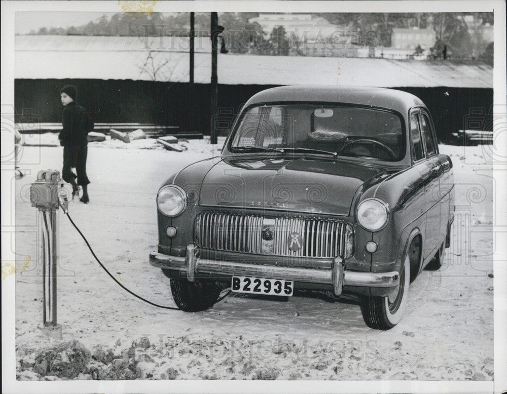 1954 Press Photo Curbside heater service that keeps motors warm at Solna, Sweden - Historic Images