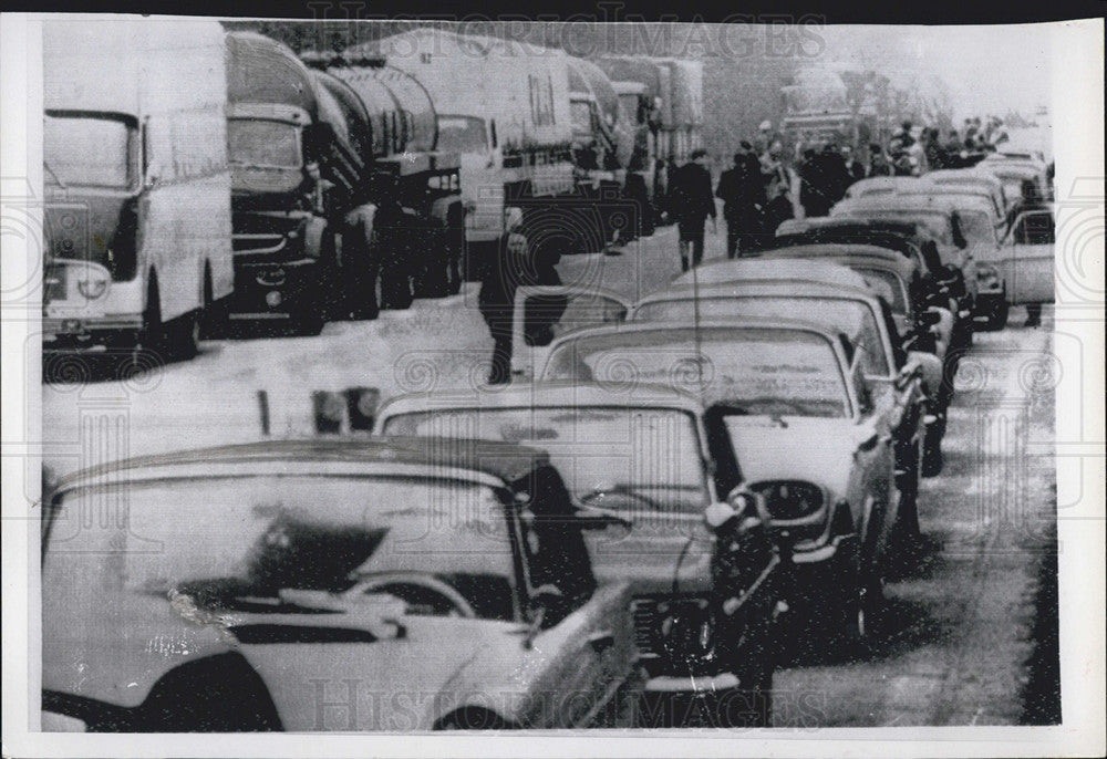 1965 Press Photo Long lines of vehicles headed for West Berlin held up by police - Historic Images