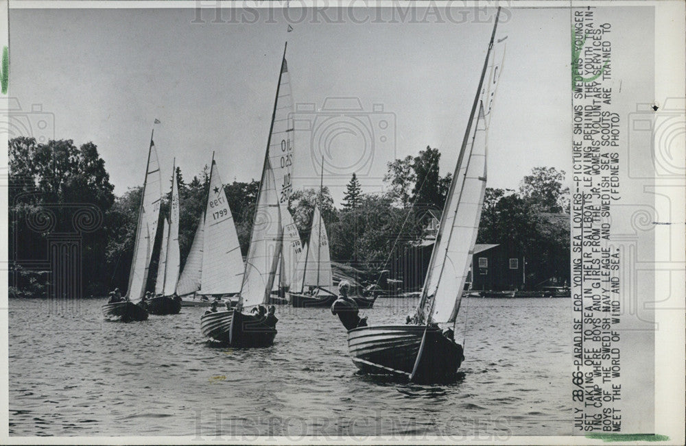 1966 Press Photo Sweden&#39;s younger set taking off to sea in the sailboats - Historic Images