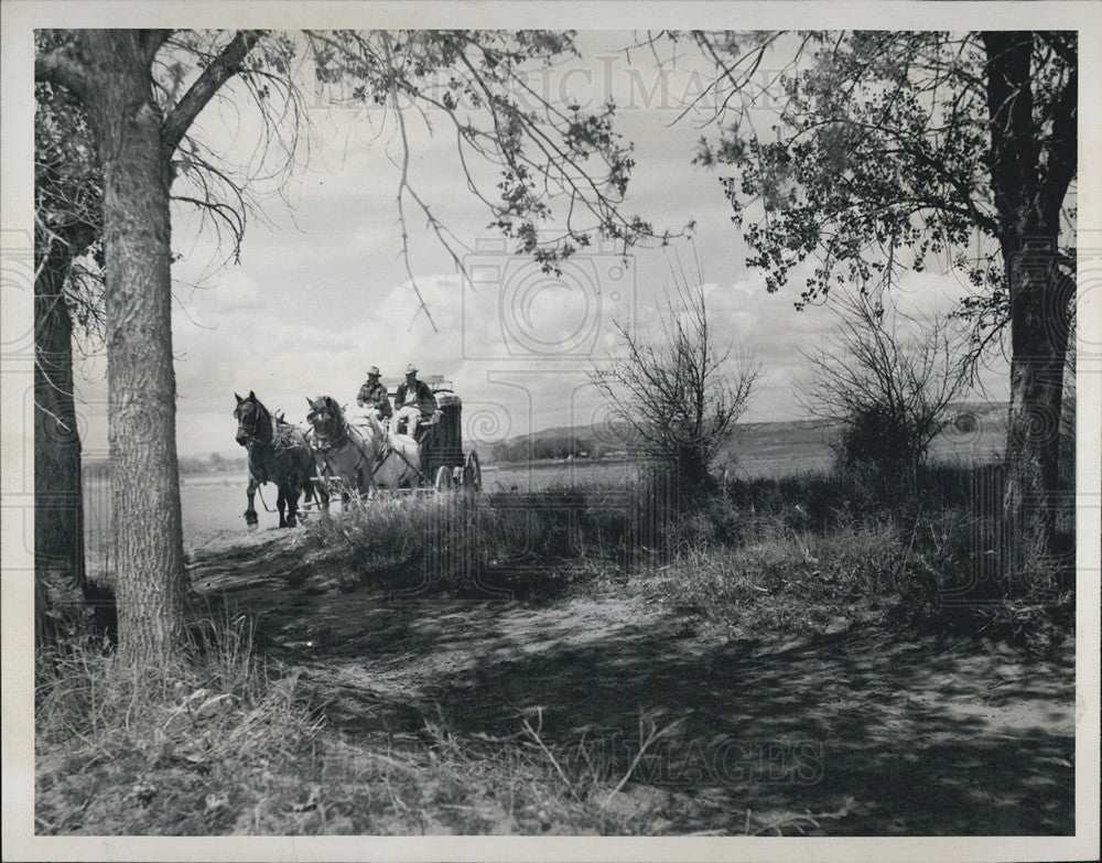 1947 Press Photo Stagecoach Old Oregon Trail-Fort Laramie - Historic Images