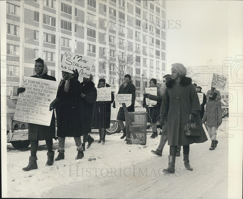 1966 Press Photo Protests against Mildred Chuchut School Principal Jenner Elem. - Historic Images