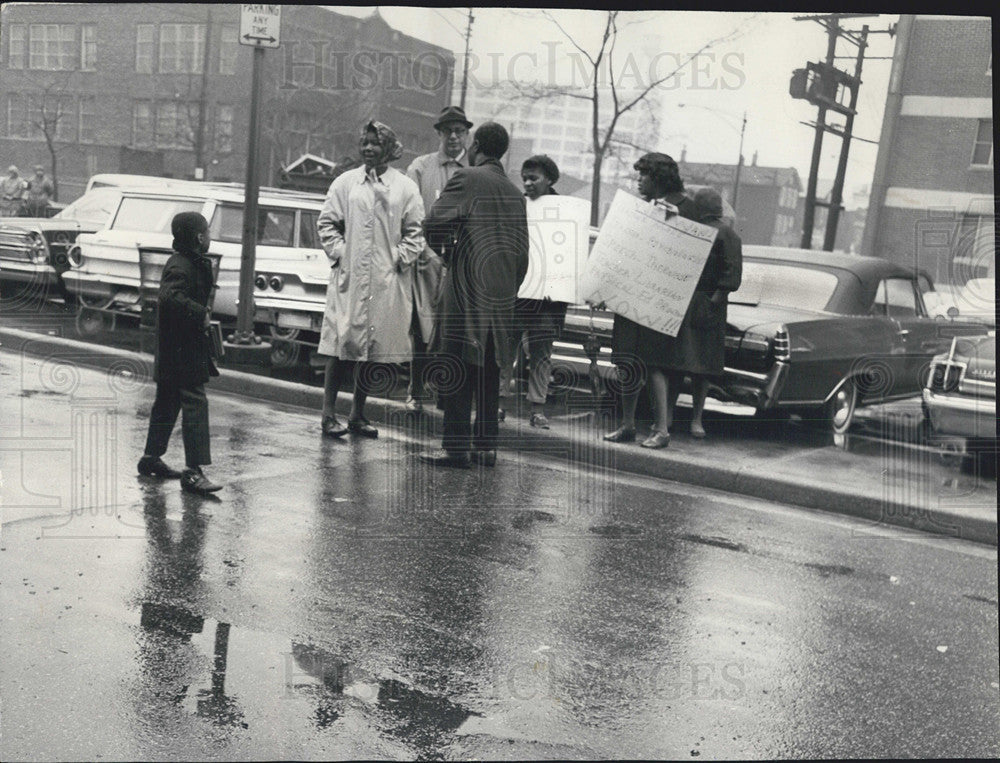 1966 Press Photo Students picket at Jenner Public School - Historic Images