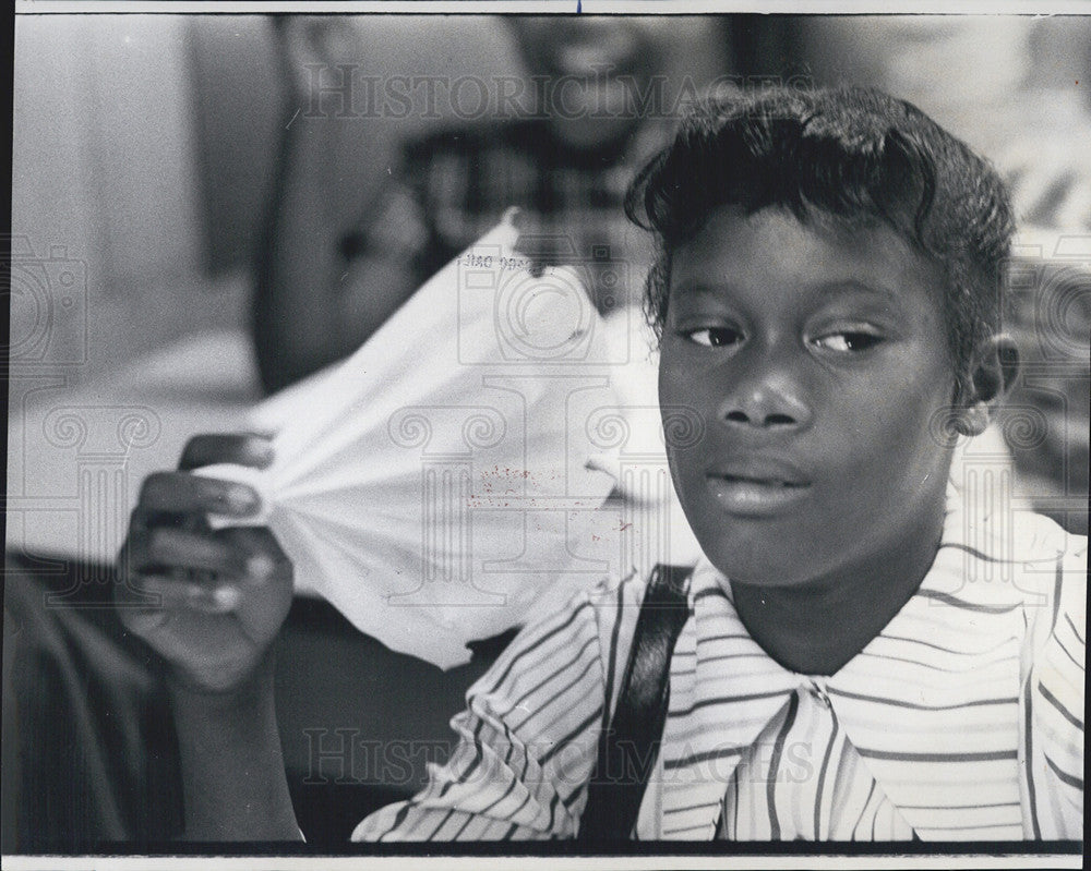 1971 Press Photo Student at Kohn School cools off w/ a paper fan - Historic Images