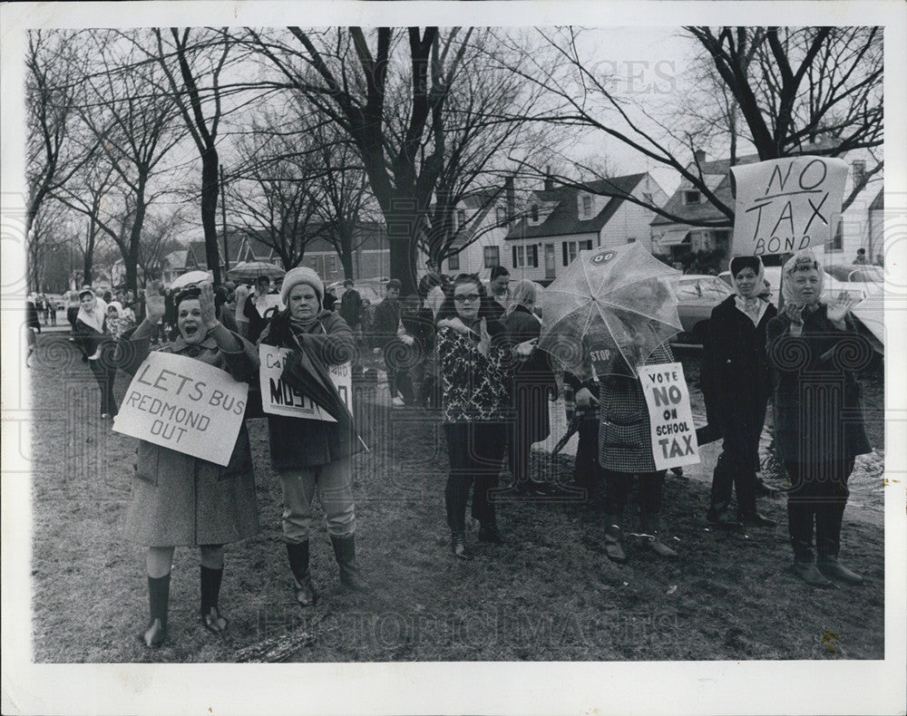 1968 Press Photo Group anti integrationprotesters at Mount Greenwood Elem School - Historic Images