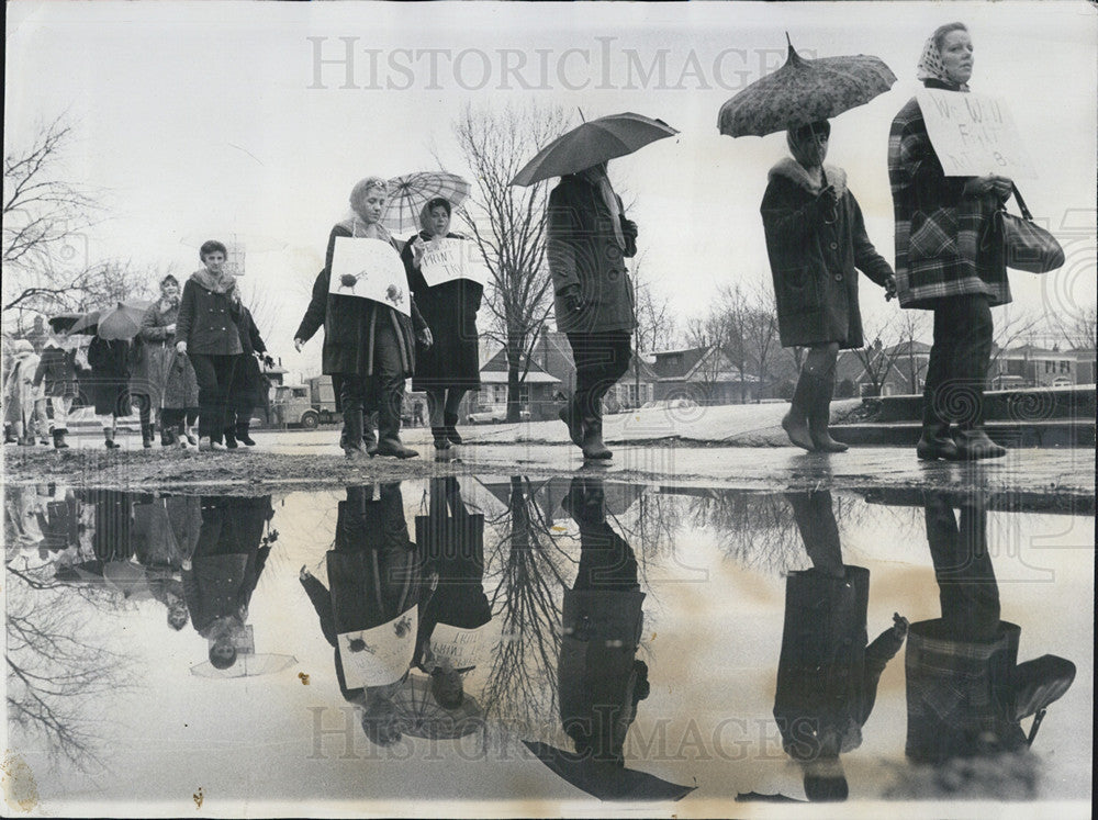 1968 Press Photo Pickets outside Mount Greenwood Elementary School - Historic Images