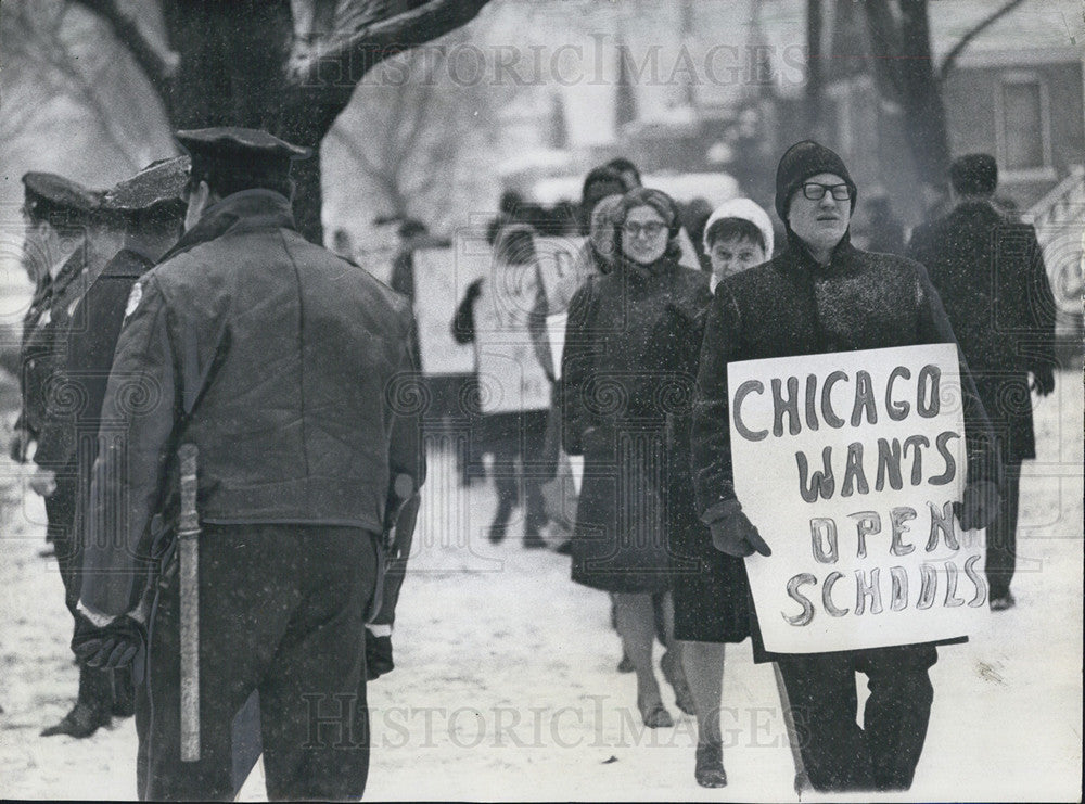 1968 Press Photo Pro-transfer demonstrators march in front of Mt. Greenwood Elem - Historic Images