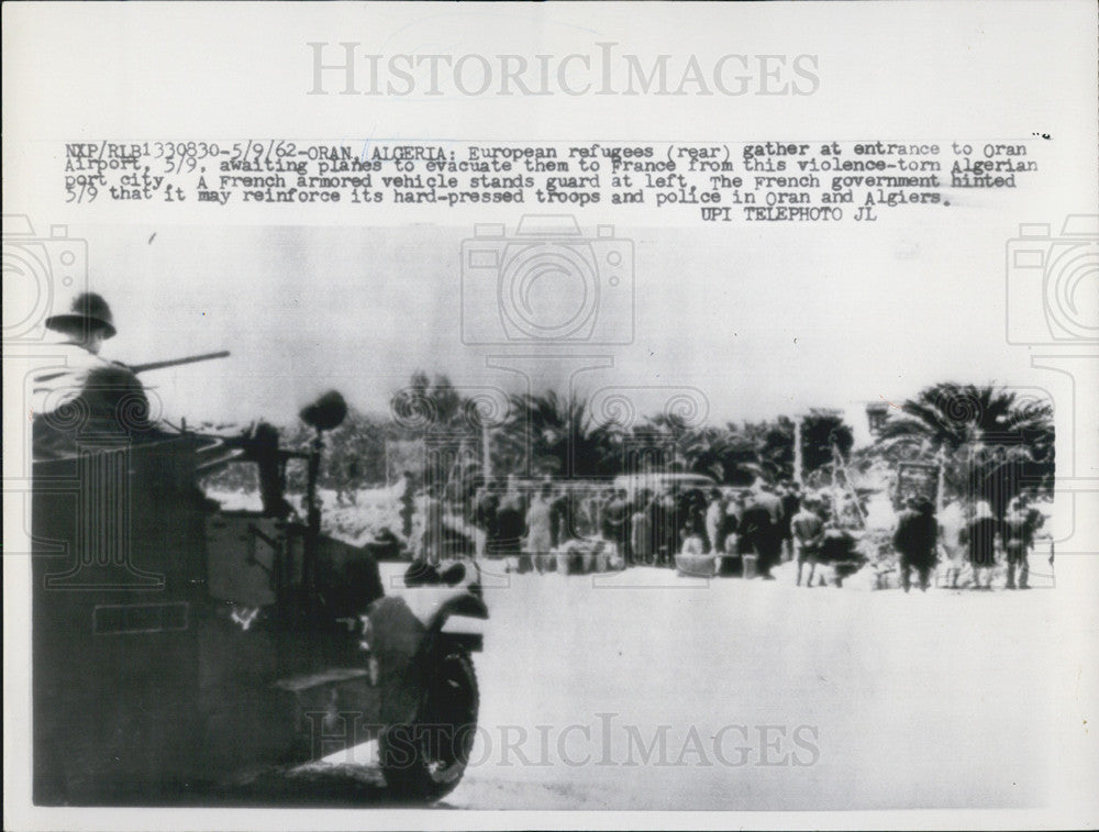 1962 Press Photo European refugees gather at entrance to Oran Airport - Historic Images