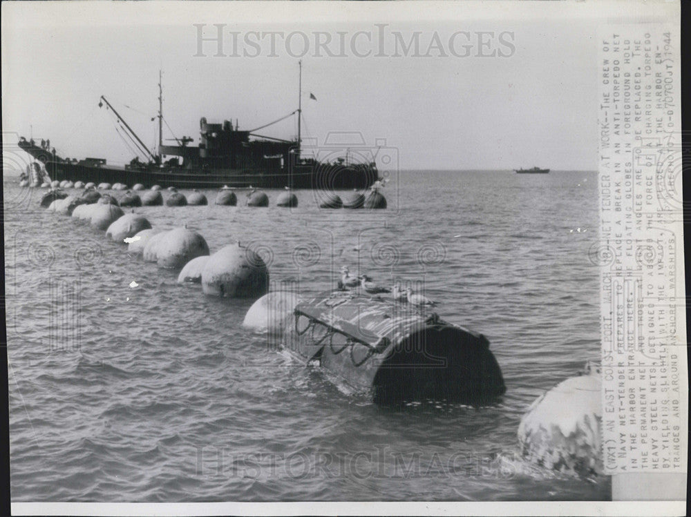 1944 Press Photo Boat Crew Works To Replace Break In Anti-Torpedo Netting - Historic Images