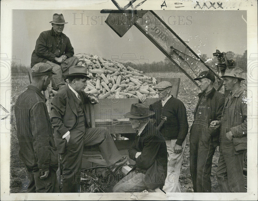 1942 Press Photo Farmers Talk With Wendell Willkie - Historic Images