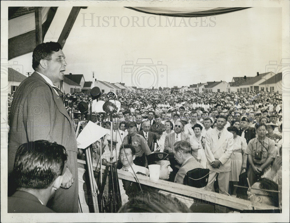 1942 Press Photo Wendell Willkie speaks at the housing development dedication - Historic Images