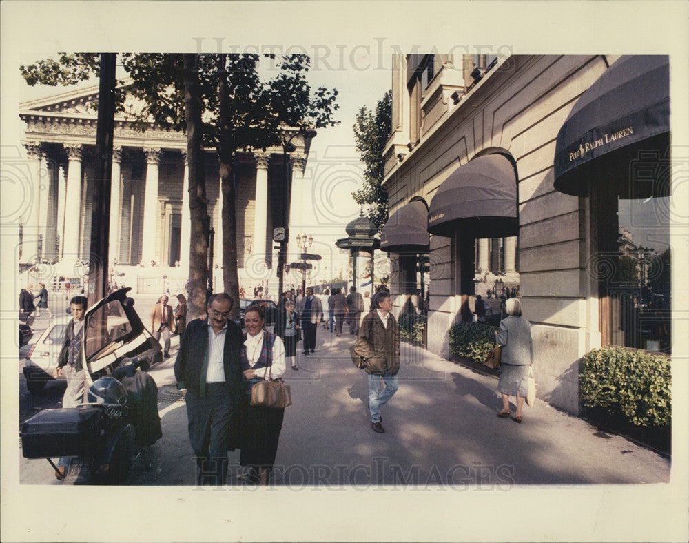 1990 Press Photo Plaza surrounding Madeleine Church in Paris - Historic Images