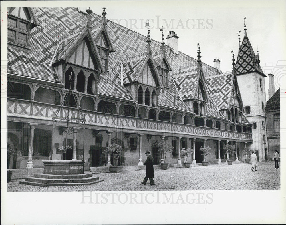 1983 Press Photo The 15th Century Hotel Dieu in Beaune France - Historic Images