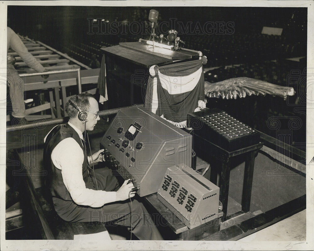 1940 Press Photo Milton Boom Sets Up Loudspeaker System at Democratic Convention - Historic Images