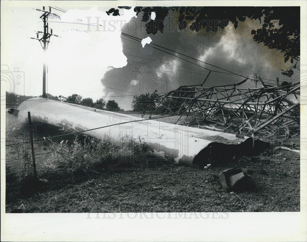 1984 Press Photo tower power line smashed tank refinery explosion mile - Historic Images