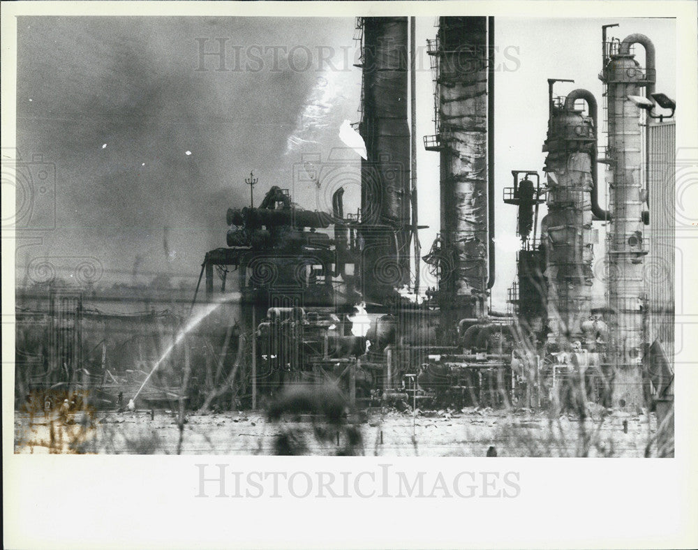 1984 Press Photo aftermath refinery explosion Lemont Illinois - Historic Images