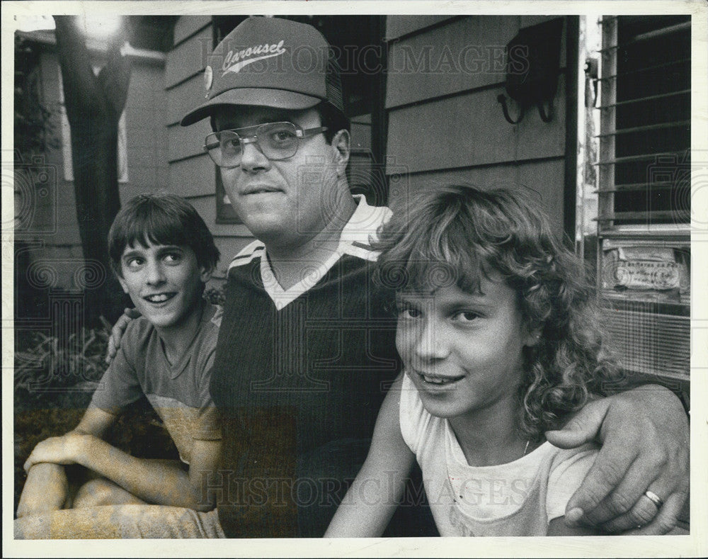 1984 Press Photo Brian Christine Rimbo father Rick pull victims safety blaze - Historic Images