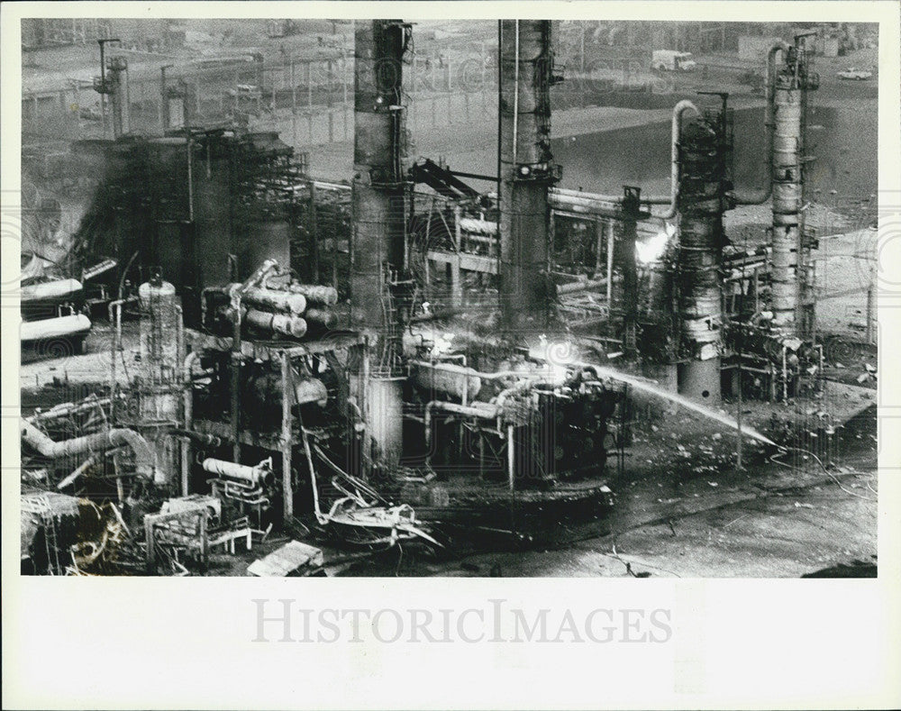 1984 Press Photo complete destruction refining tower explosion aerial view - Historic Images