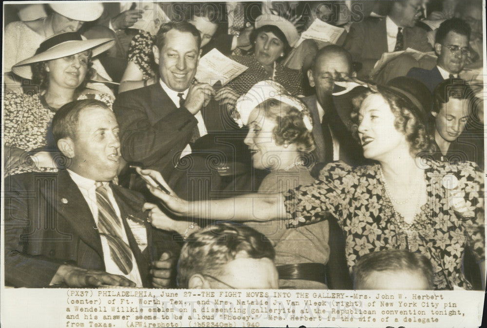 1940 Press Photo Mrs. John W. Herbert &amp; Mrs. Natalia Van Vleck at the Republican - Historic Images